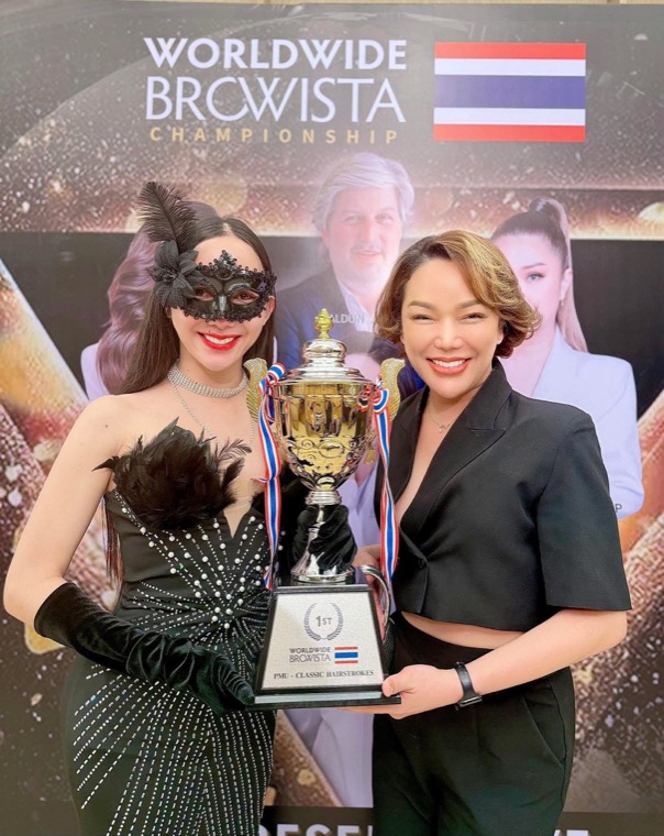 อาจารย์อลิสถือถ้วยรางวัลที่ 1 เวที Worldwide Browista Championship สาย PMU Classic Hairstrokes